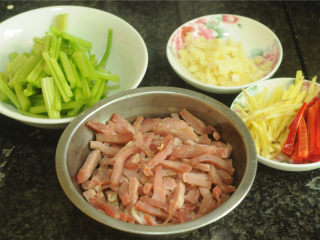 1、芹菜炒晒兰肉,食材都准备好，晒兰肉切成与芹菜差不多粗细的条状，红辣椒和姜切丝，大蒜切末