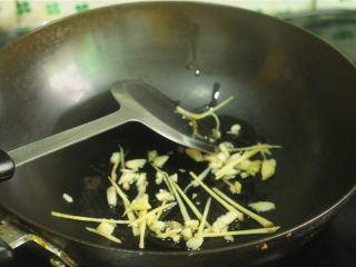 2、芹菜炒晒兰肉,油锅烧热，爆香姜蒜