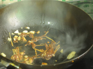 4、芹菜炒晒兰肉,炒出红油