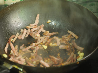 5、芹菜炒晒兰肉,将晒兰肉倒进去稍微翻炒