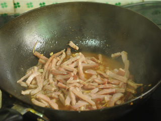 6、芹菜炒晒兰肉,淋入少许水，烧至微微收汁