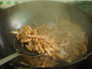 7、芹菜炒晒兰肉,将晒兰肉盛出来备用