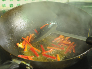 8、芹菜炒晒兰肉,另起锅，煸炒红辣椒