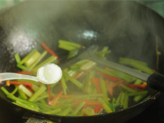 10、芹菜炒晒兰肉,撒入盐