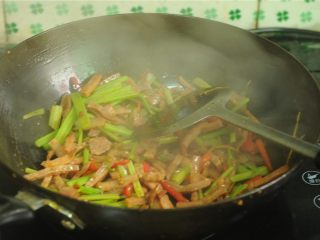 11、芹菜炒晒兰肉,将晒兰肉倒进去，翻炒均匀即可