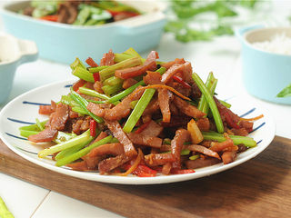 12、芹菜炒晒兰肉,作为下酒菜是相当不错呢