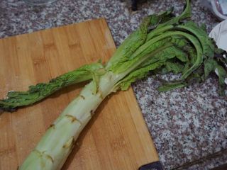 1、莴笋炒鸡蛋,在菜市场买来一条莴笋