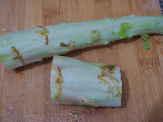 2、莴笋炒鸡蛋,将叶子去掉