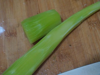 3、莴笋炒鸡蛋,莴笋表面去皮