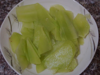 4、莴笋炒鸡蛋,将莴笋切成细片