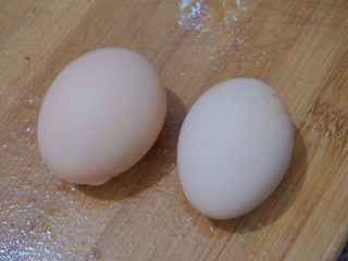 5、莴笋炒鸡蛋,准备好两个鸡蛋