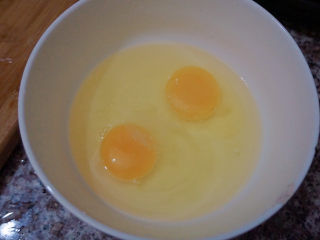 6、莴笋炒鸡蛋,先将蛋液倒在碗里