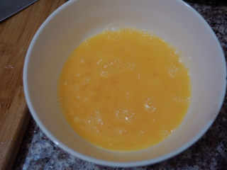 7、莴笋炒鸡蛋,加少许盐搅拌均匀