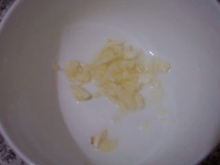 8、莴笋炒鸡蛋,准备蒜泥