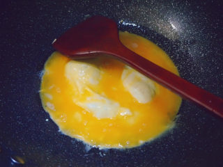 11、莴笋炒鸡蛋,热油下锅后小火煎蛋液