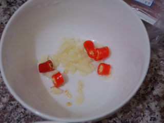 9、莴笋炒鸡蛋,少许红米椒