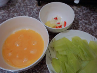 10、莴笋炒鸡蛋,这样前期食材就准备好啦