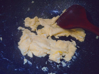 13、莴笋炒鸡蛋,炒至两面金黄