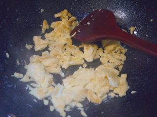 14、莴笋炒鸡蛋,将鸡蛋弄成小块