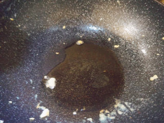 16、莴笋炒鸡蛋,锅内下油