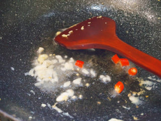 17、莴笋炒鸡蛋,倒入蒜泥红米椒