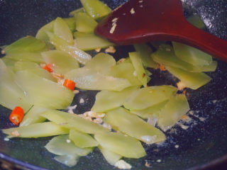 18、莴笋炒鸡蛋,倒入莴笋翻炒