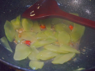 19、莴笋炒鸡蛋,加入适量清水焖煮8分钟