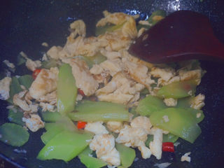 20、莴笋炒鸡蛋,倒入鸡蛋翻炒均匀