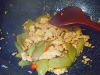 21、莴笋炒鸡蛋,加入少许生抽翻炒