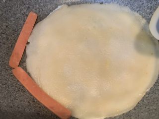 9、鸡蛋饼,煎凝固后，翻一面煎，放入切好的火腿煎至