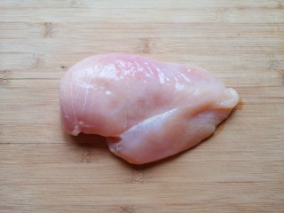 1、手撕鸡胸肉,鸡胸肉清洗干净。