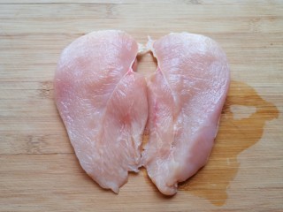 2、手撕鸡胸肉,从中间剖开成两半。