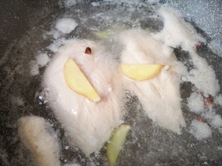 4、手撕鸡胸肉,大火烧开以后撇去浮沫，中火煮8分钟关火，焖3分钟左右捞出。