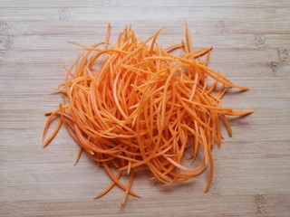 5、手撕鸡胸肉,胡萝卜用擦丝器擦成细丝。