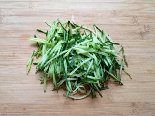 6、手撕鸡胸肉,黄瓜擦成粗一点的丝。