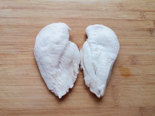 7、手撕鸡胸肉,煮好的鸡胸肉捞出用凉水冲洗干净。