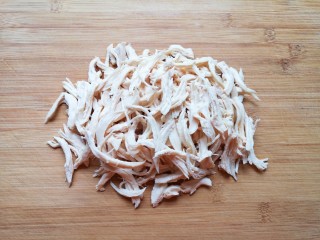 8、手撕鸡胸肉,顺着纹路撕开。