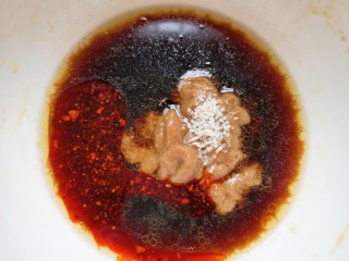 10、手撕鸡胸肉,另取一个碗挤入芝麻酱，根据自己的口味加入生抽、香醋、盐、鸡精、香油、辣椒油和温水。