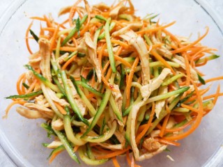 13、手撕鸡胸肉,搅拌均匀，凉拌手撕鸡胸肉就做好啦！