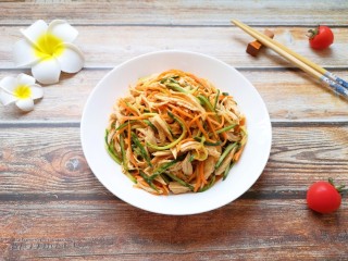 14、手撕鸡胸肉,装盘。