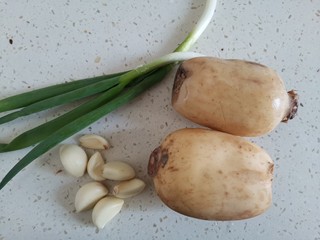 1、香辣藕片,准备食材备用