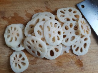 2、香辣藕片,莲藕削皮，切成薄片