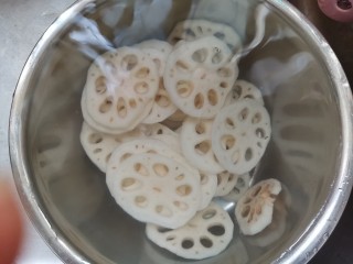 3、香辣藕片,洗去里面的淀粉浸泡在水里，防止氧化变黑