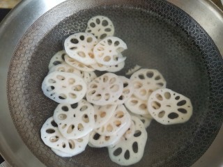 4、香辣藕片,锅里烧水加入适量的盐和白醋，水开下入莲藕焯水至断生