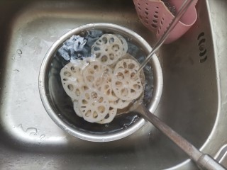 5、香辣藕片,莲藕焯水好后捞出投凉，然后控干水分备用