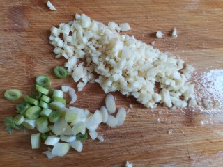 6、香辣藕片,蒜切成蒜末，葱白切成葱粒