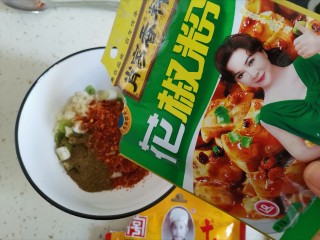 8、香辣藕片,加入一勺花椒粉