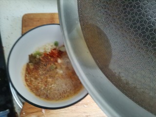 11、香辣藕片,锅里烧热油，用热油泼一下激出香味