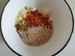 10、香辣藕片, 加入一勺白芝麻