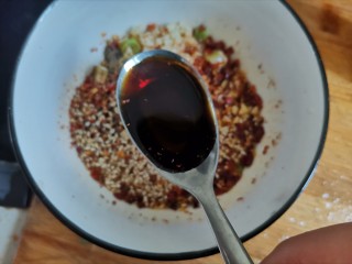 12、香辣藕片,然后加入两勺生抽